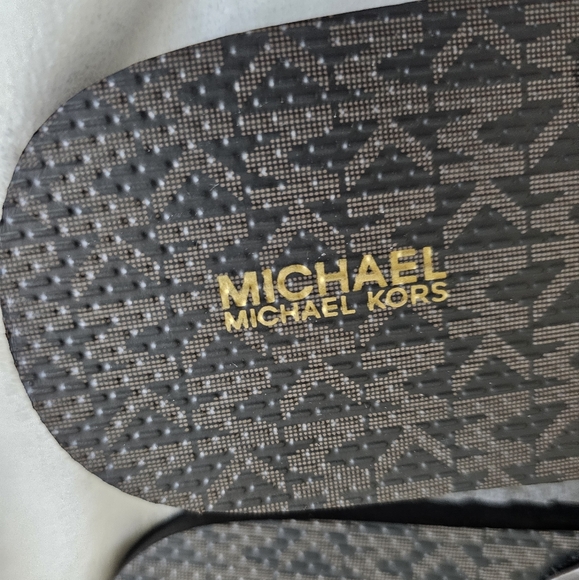 ❌️SOLD❌️✨️NWT Michael Kors flip-flops - Picture 5 of 8